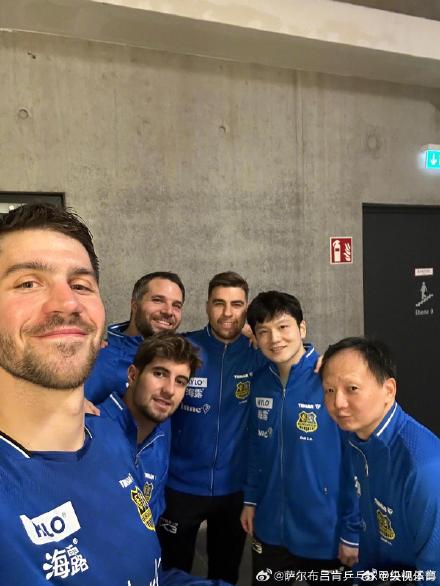 樊振东赛后与队友开心合影 樊振东赛后与队友开心合影