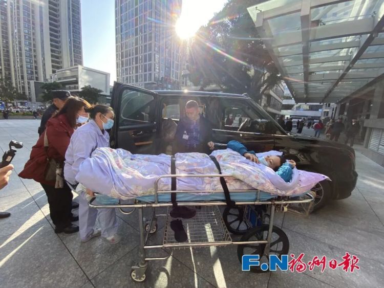 “煎饼叔叔”回福州就医了！妻子哽咽鞠躬：万分感谢大家帮助