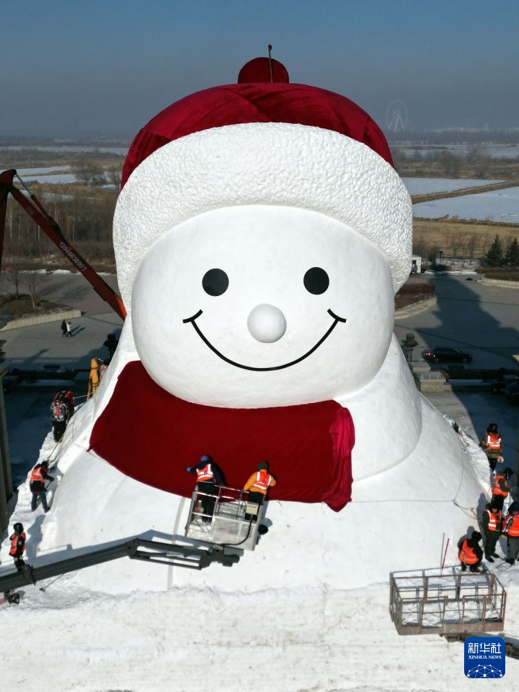 “尔滨”网红大雪人“露脸”啦 “尔滨”网红大雪人“露脸”啦