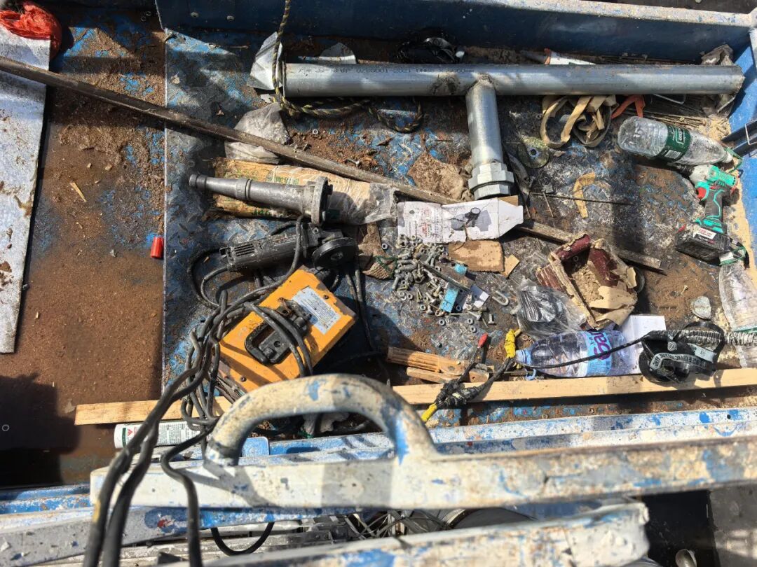 男子“逃票”上岗,被警察带回工位现场指认 男子“逃票”上岗,被警察带回工位现场指认