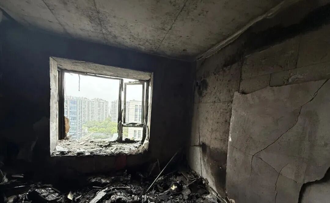 “场面堪比灾难片”！小情侣深夜在房间组了个局结果闯大祸