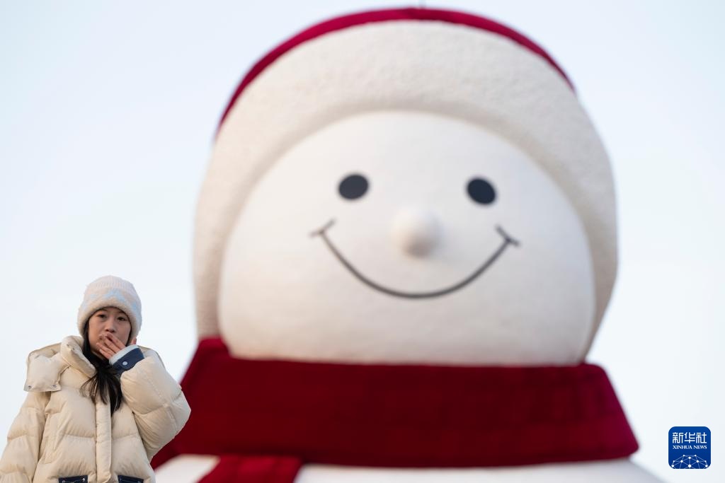 “冰城”大雪人亮相 “冰城”大雪人亮相