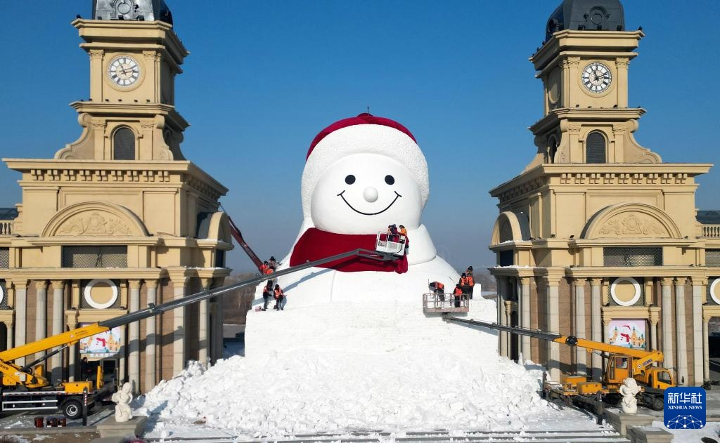 “尔滨”网红大雪人“露脸”啦 “尔滨”网红大雪人“露脸”啦