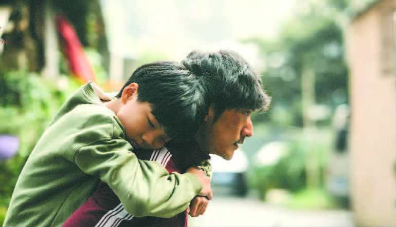 用AI与逝去的父亲讲和 国内首部AI题材亲情电影《比如父子》近日上映 用AI与逝去的父亲讲和 国内首部AI题材亲情电影《比如父子》近日上映