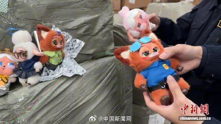 宁波海关查获万余只热门IP侵权玩偶 宁波海关查获万余只热门IP侵权玩偶