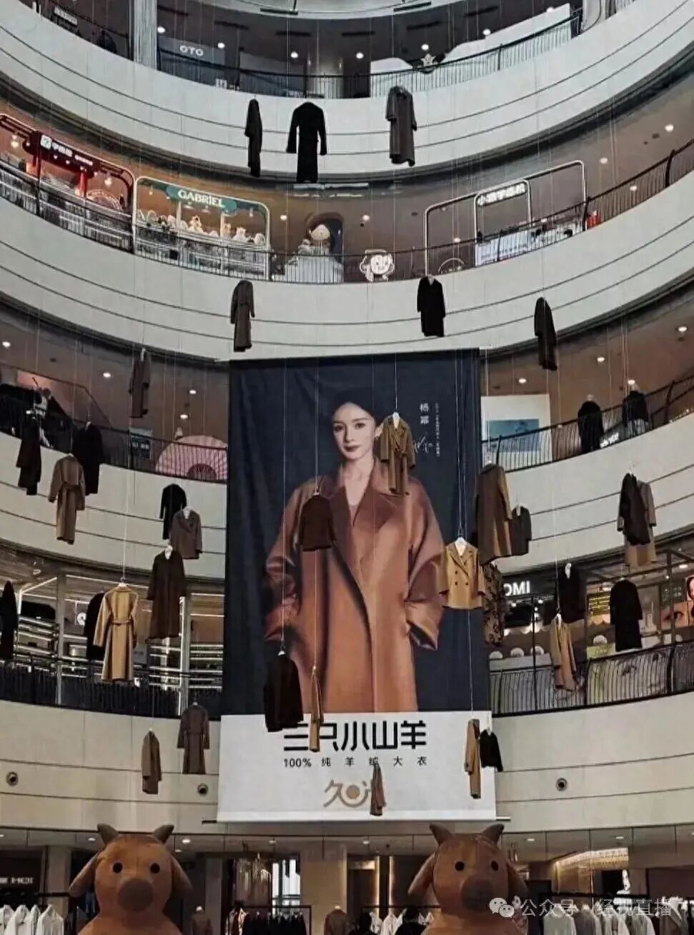 太吓人!一商场内数十件长大衣被悬挂中庭,网友:气氛诡异 太吓人!一商场内数十件长大衣被悬挂中庭,网友:气氛诡异