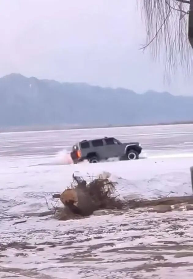 越野车水库冰面练漂移,冰层破裂车轮被冻6小时,吊车深夜将车吊出 越野车水库冰面练漂移,冰层破裂车轮被冻6小时,吊车深夜将车吊出