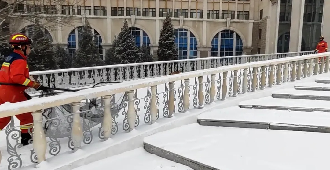 内蒙古工业大学校园惊现“萌物”!消防员都赶来了!结果… 内蒙古工业大学校园惊现“萌物”!消防员都赶来了!结果…