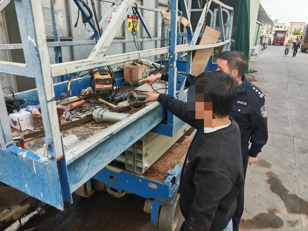 男子“逃票”上岗,被警察带回工位现场指认 男子“逃票”上岗,被警察带回工位现场指认