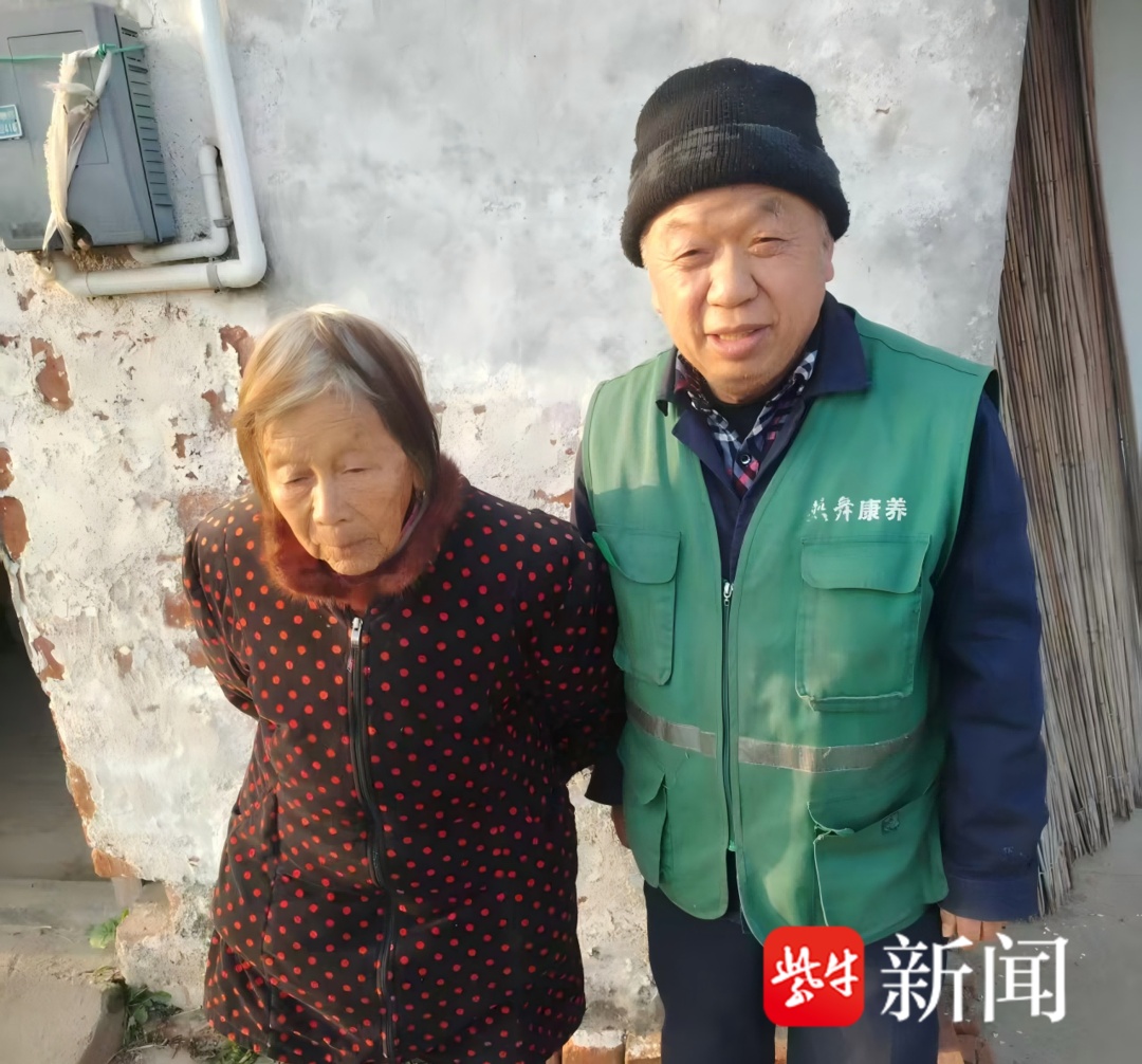 他自制“老人档案册”,悉心照顾着120多位老人 他自制“老人档案册”,悉心照顾着120多位老人