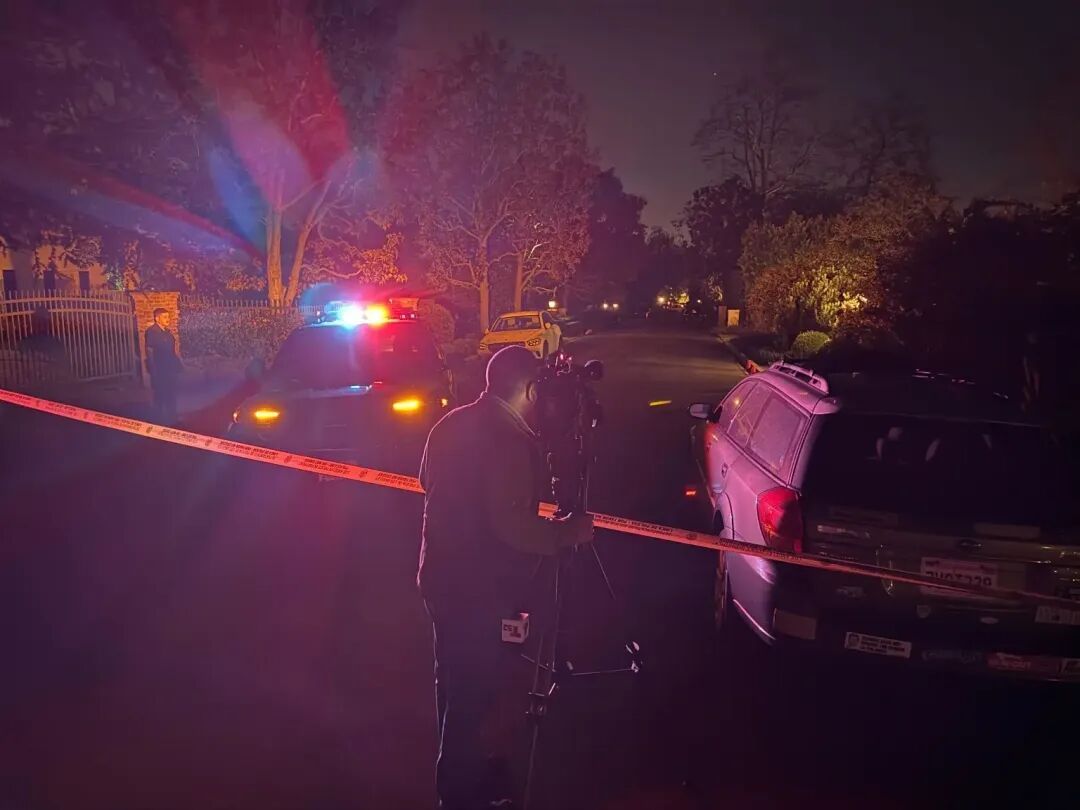 知名导演，在家中被杀害