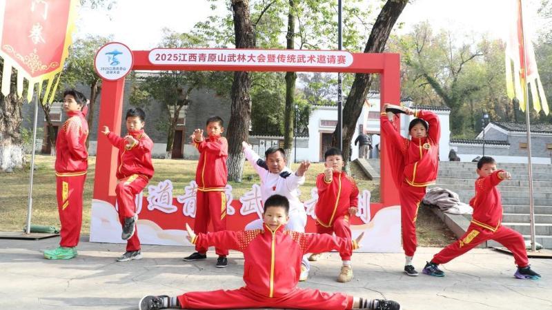 江西吉安:以武会友展风采 全民健身热潮涌 江西吉安:以武会友展风采 全民健身热潮涌