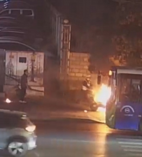 车辆街头自燃,他们不顾危险冲了上去...... 车辆街头自燃,他们不顾危险冲了上去......