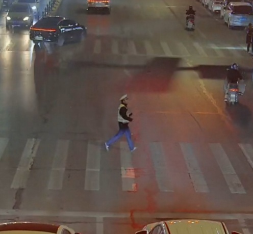 车辆街头自燃,他们不顾危险冲了上去...... 车辆街头自燃,他们不顾危险冲了上去......