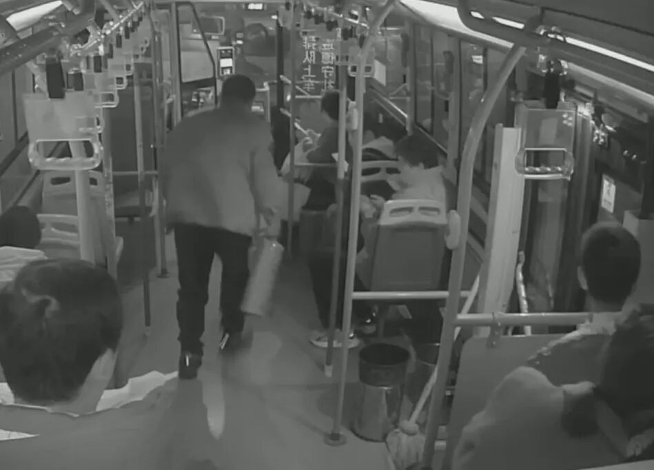 车辆街头自燃,他们不顾危险冲了上去...... 车辆街头自燃,他们不顾危险冲了上去......