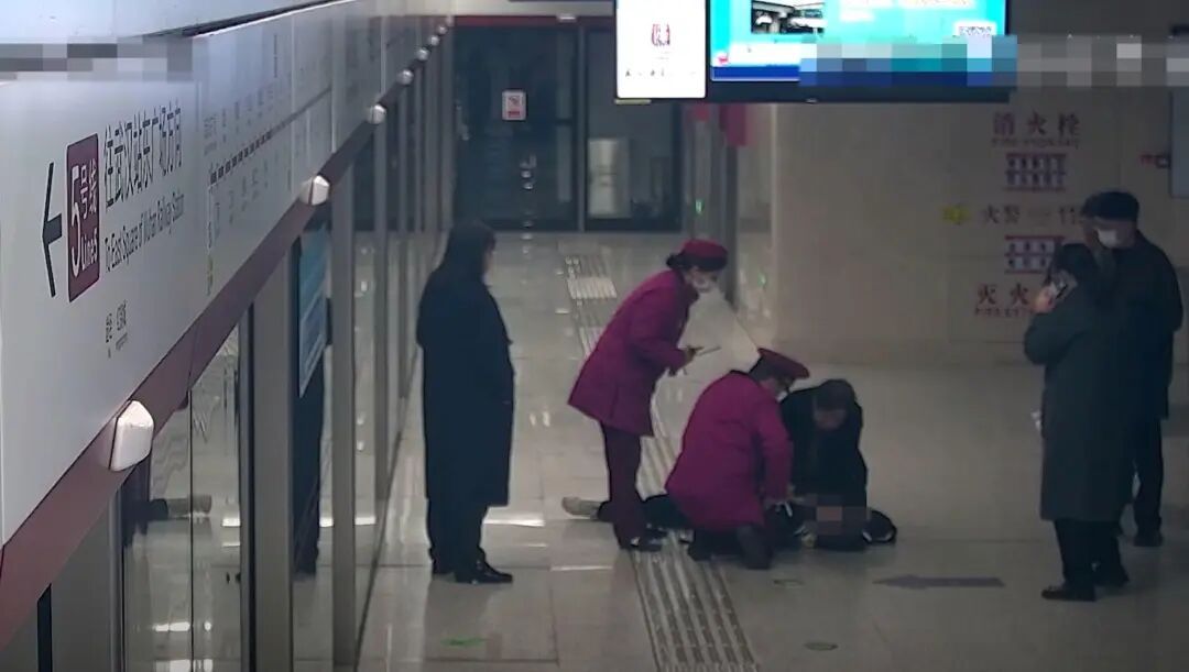 事发武汉地铁,一女子突然倒地,他们火速出手 事发武汉地铁,一女子突然倒地,他们火速出手