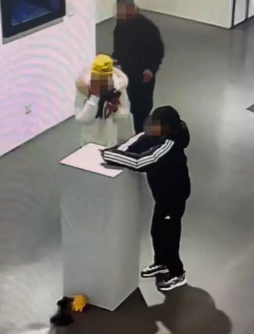 4斤黄金凤冠被男童损毁,美术馆回应 4斤黄金凤冠被男童损毁,美术馆回应