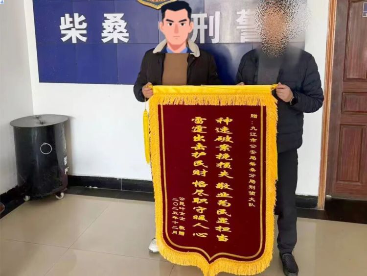 高速服务区内紧急拦截，查获黄金1000克！