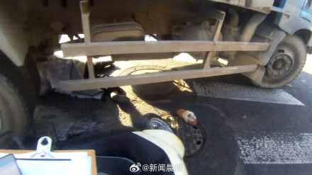 年度最硬核 “保命装备”!女子被卡车碾过头盔保命 年度最硬核 “保命装备”!女子被卡车碾过头盔保命