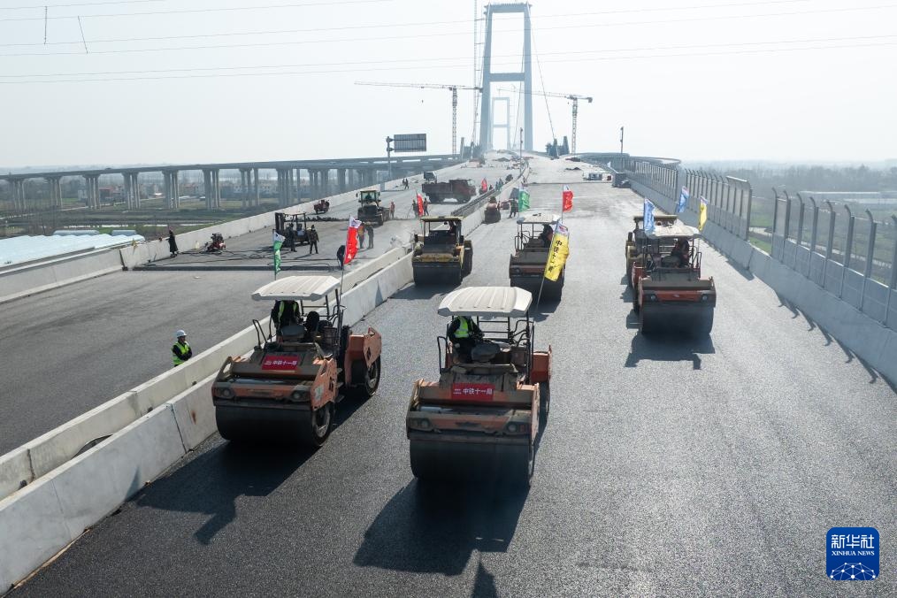 武汉双柳长江大桥及接线工程沥青摊铺完成 武汉双柳长江大桥及接线工程沥青摊铺完成