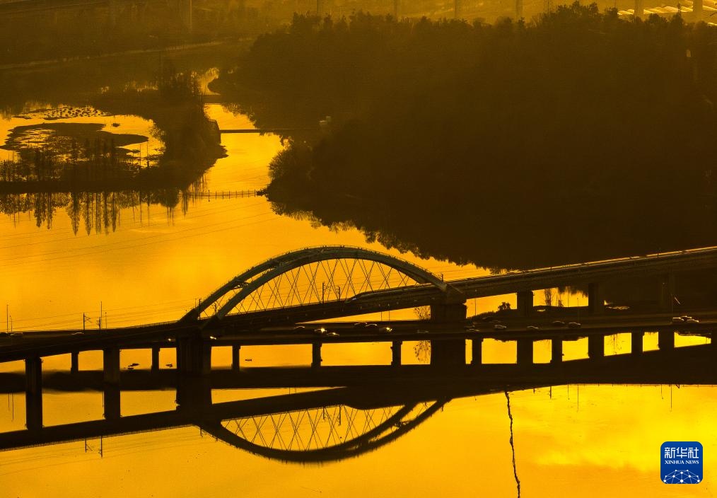 美丽中国丨日出日落画江城 杳杳长空敛云烟 美丽中国丨日出日落画江城 杳杳长空敛云烟