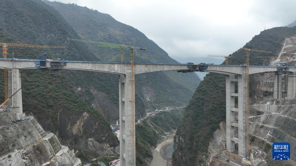 渝昆高铁洛泽河特大桥合龙 渝昆高铁洛泽河特大桥合龙