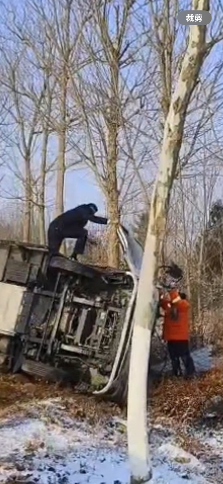 一货车侧翻司机被困,路过辅警和环卫工冲了上去 一货车侧翻司机被困,路过辅警和环卫工冲了上去