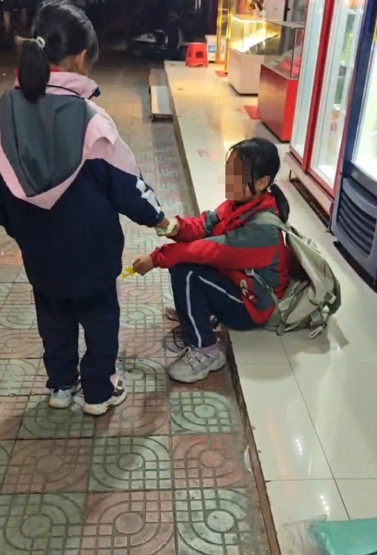 凯里小女孩投币后没挤上公交崩溃哭泣,好心店主送回家:成人眼里小事,孩子可能很无助 凯里小女孩投币后没挤上公交崩溃哭泣,好心店主送回家:成人眼里小事,孩子可能很无助