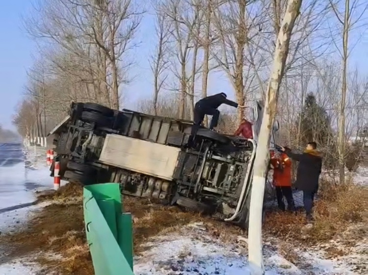 一货车侧翻司机被困,路过辅警和环卫工冲了上去 一货车侧翻司机被困,路过辅警和环卫工冲了上去