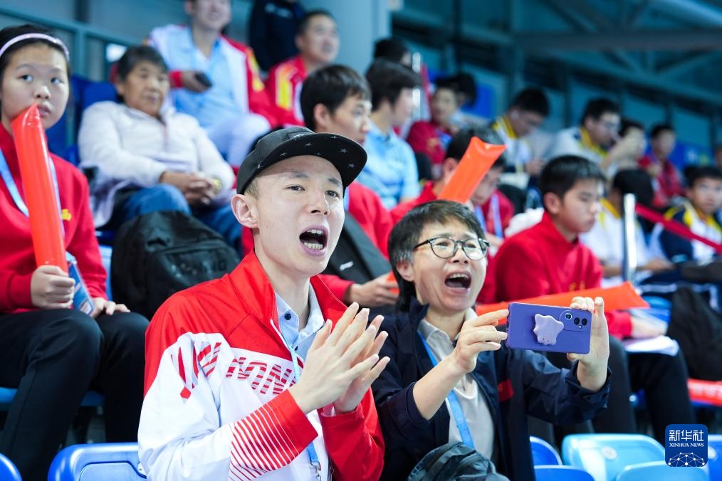 孙宇亮：特奥游泳赛场上的自信男孩