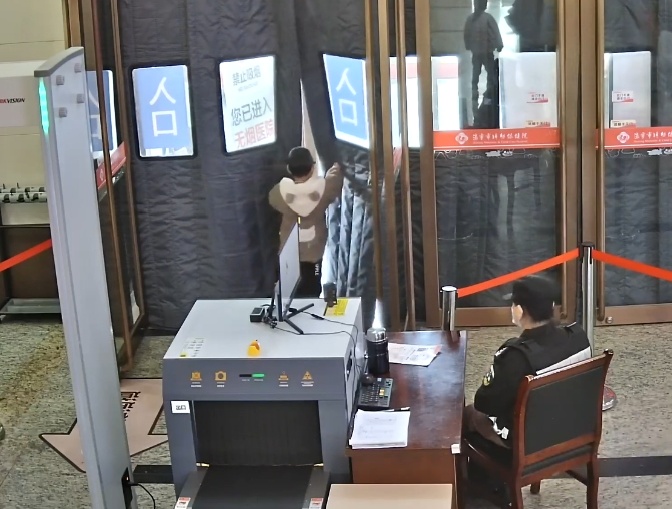 “小孩哥”独自出现在海宁一医院,引起了他的警觉…… “小孩哥”独自出现在海宁一医院,引起了他的警觉……