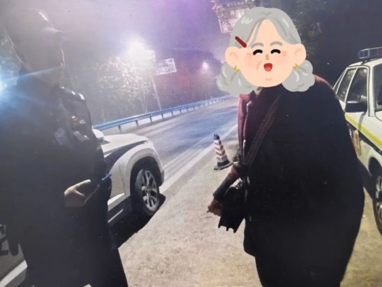 坐错车、走错路,民警深夜驱车数十公里送她回家 坐错车、走错路,民警深夜驱车数十公里送她回家