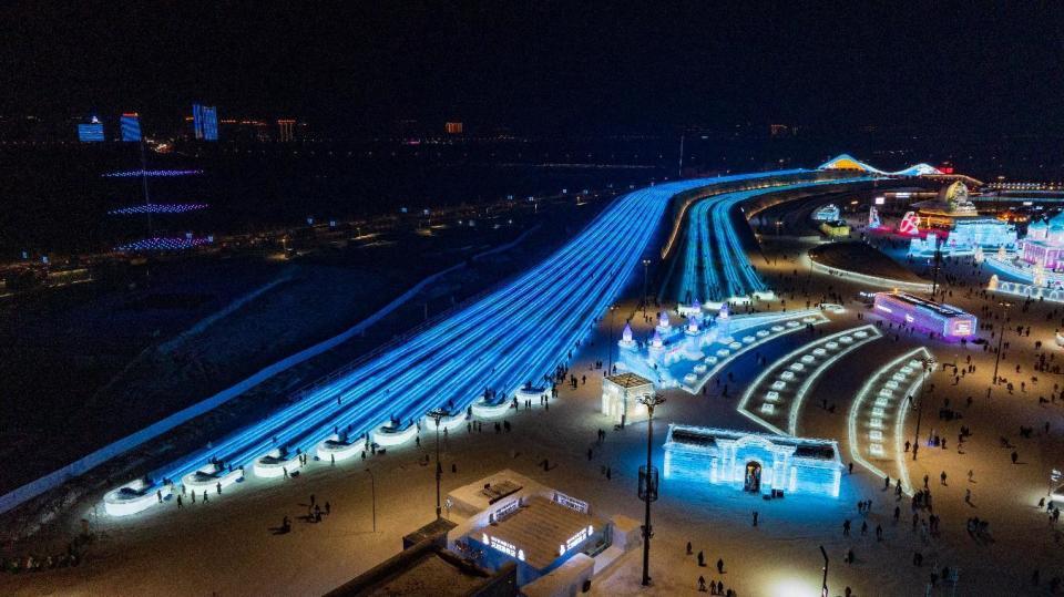 哈尔滨冰雪大世界官宣开园，相关搜索热度暴涨5倍，哈尔滨居热门目的地榜首