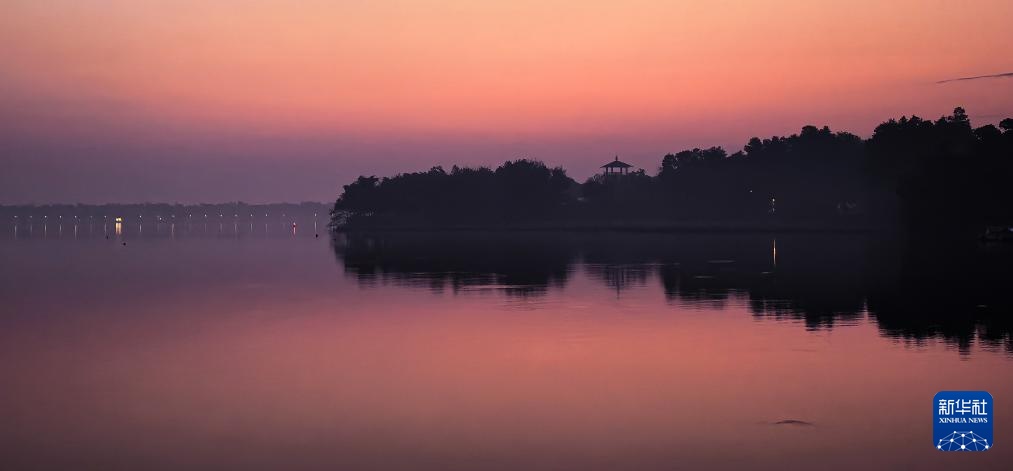 美丽中国丨日出日落画江城 杳杳长空敛云烟 美丽中国丨日出日落画江城 杳杳长空敛云烟