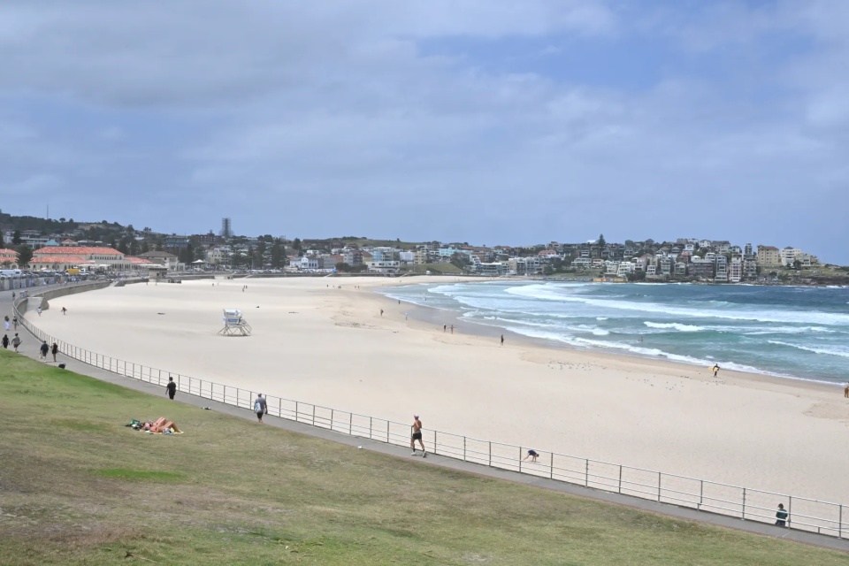 悉尼邦迪海滩枪击案后遗留满地的鞋,部分失物等不到主人前来认领 悉尼邦迪海滩枪击案后遗留满地的鞋,部分失物等不到主人前来认领