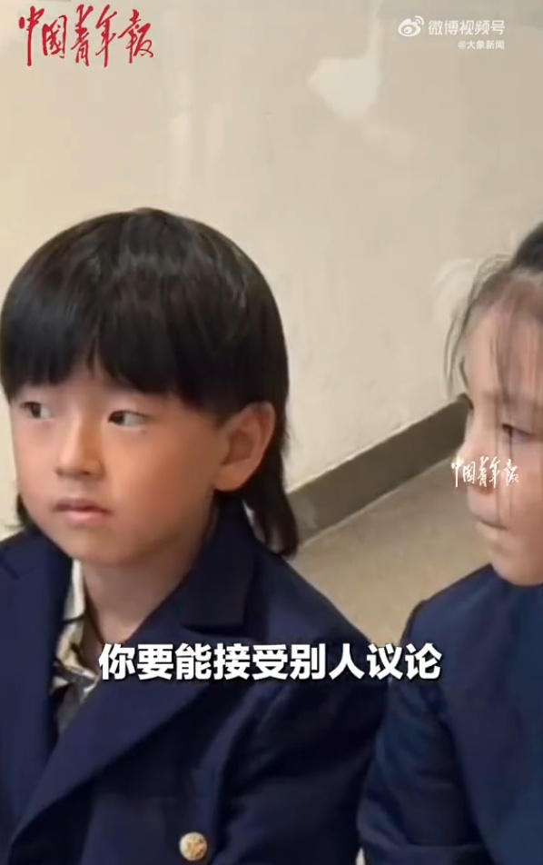 江苏8岁男孩蓄发两年为癌症患者做假发,妈妈:他剪发之后有点舍不得,但挺高兴 江苏8岁男孩蓄发两年为癌症患者做假发,妈妈:他剪发之后有点舍不得,但挺高兴