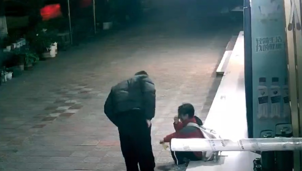 凯里小女孩投币后没挤上公交崩溃哭泣,好心店主送回家:成人眼里小事,孩子可能很无助 凯里小女孩投币后没挤上公交崩溃哭泣,好心店主送回家:成人眼里小事,孩子可能很无助