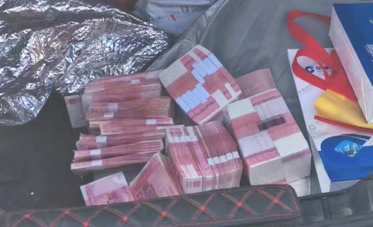 携带42万现金欲交“车手”?兰州警方4小时追踪拦截揭穿骗局 携带42万现金欲交“车手”?兰州警方4小时追踪拦截揭穿骗局