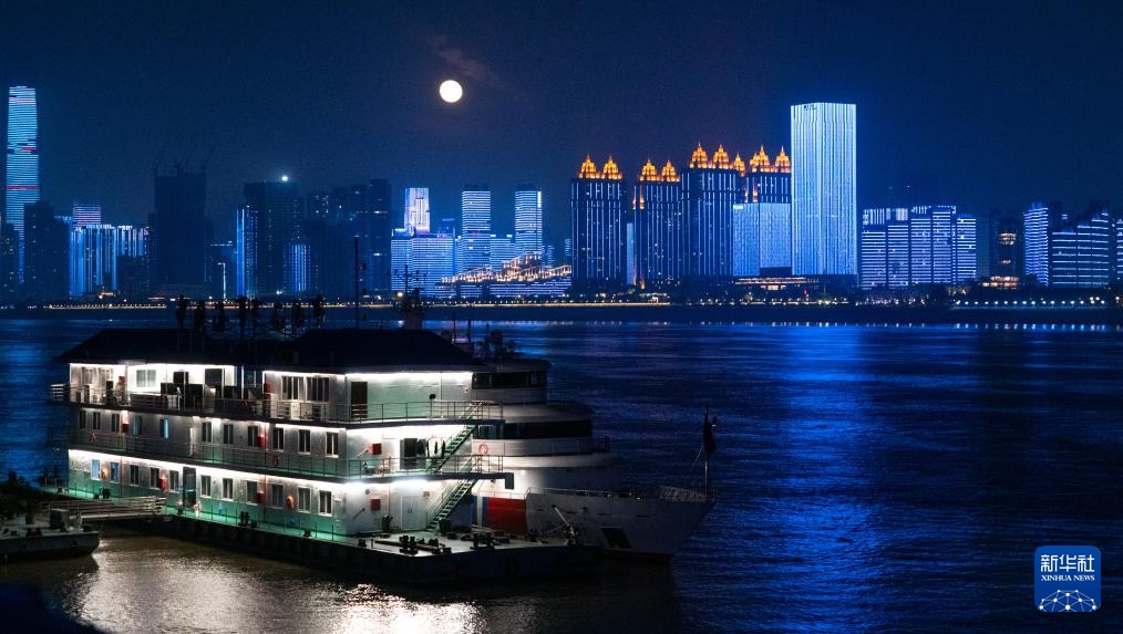 美丽中国丨日出日落画江城 杳杳长空敛云烟 美丽中国丨日出日落画江城 杳杳长空敛云烟