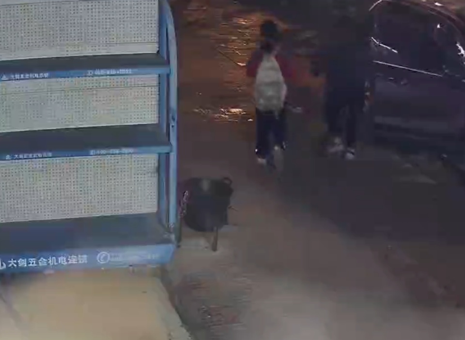 凯里小女孩投币后没挤上公交崩溃哭泣,好心店主送回家:成人眼里小事,孩子可能很无助 凯里小女孩投币后没挤上公交崩溃哭泣,好心店主送回家:成人眼里小事,孩子可能很无助