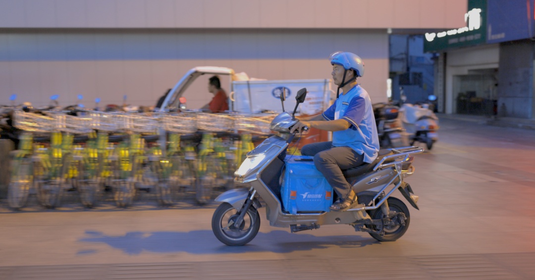 “外卖诗人”王计兵人民日报撰文:描绘普通人的光芒 “外卖诗人”王计兵人民日报撰文:描绘普通人的光芒