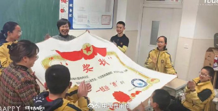 天天盖着奖状睡觉是什么体验啊