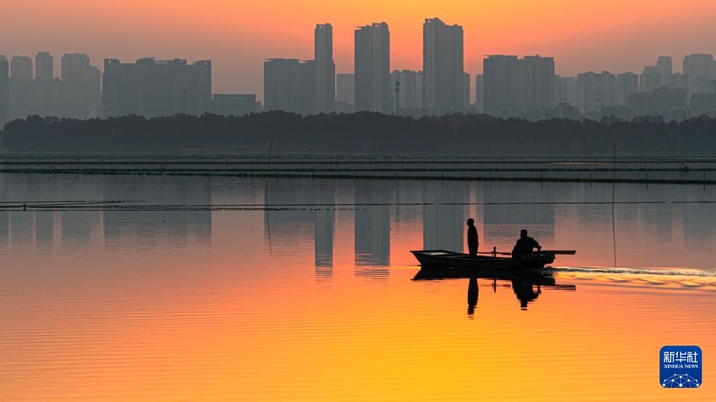 美丽中国丨日出日落画江城 杳杳长空敛云烟 美丽中国丨日出日落画江城 杳杳长空敛云烟