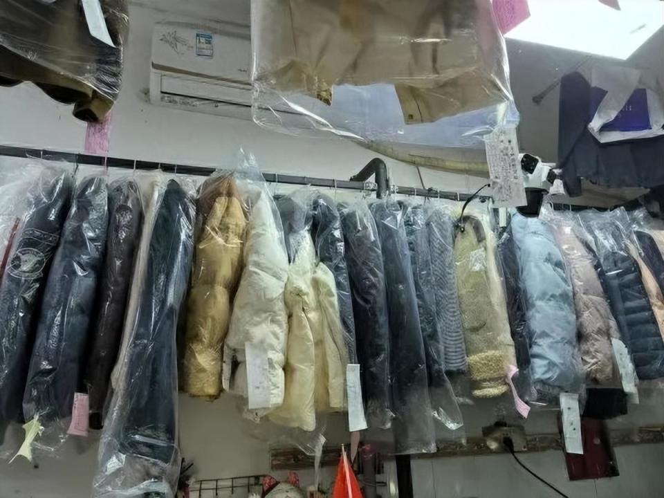 羽绒服能穿10年，为何你的越穿越不暖？洗衣店老板：洗后需要拍开羽绒，避免压缩叠放