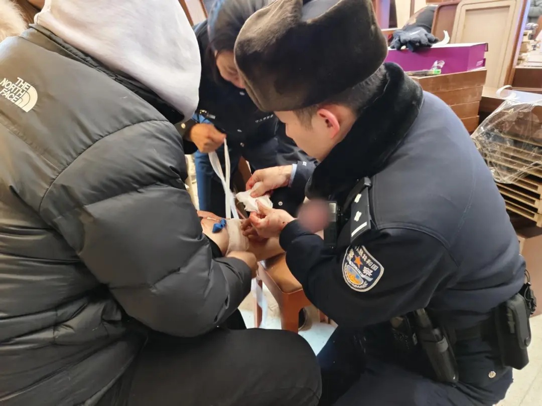 男子哈尔滨街头冻到血管破裂，鲜血喷涌而出！民警边救助边嘱咐：你得穿棉裤