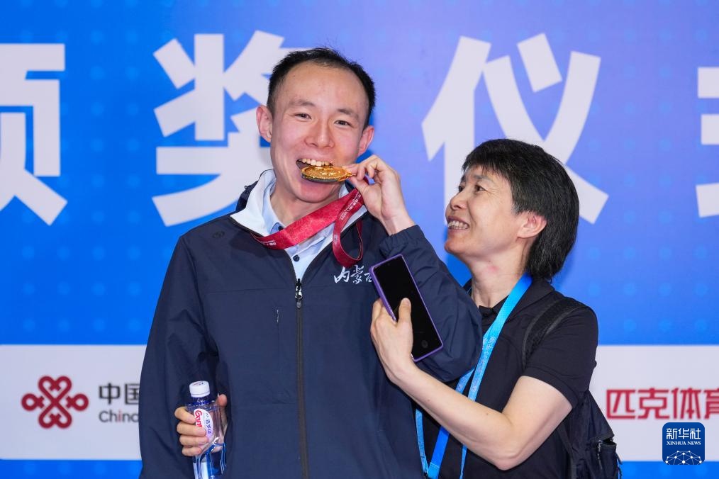 孙宇亮：特奥游泳赛场上的自信男孩