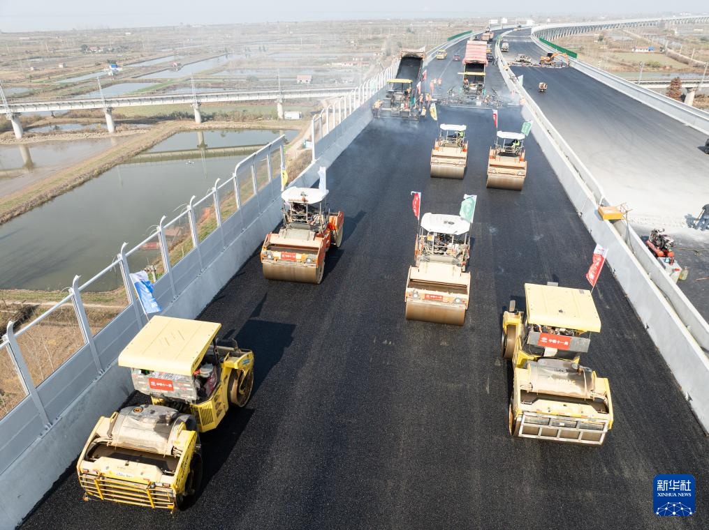 武汉双柳长江大桥及接线工程沥青摊铺完成 武汉双柳长江大桥及接线工程沥青摊铺完成