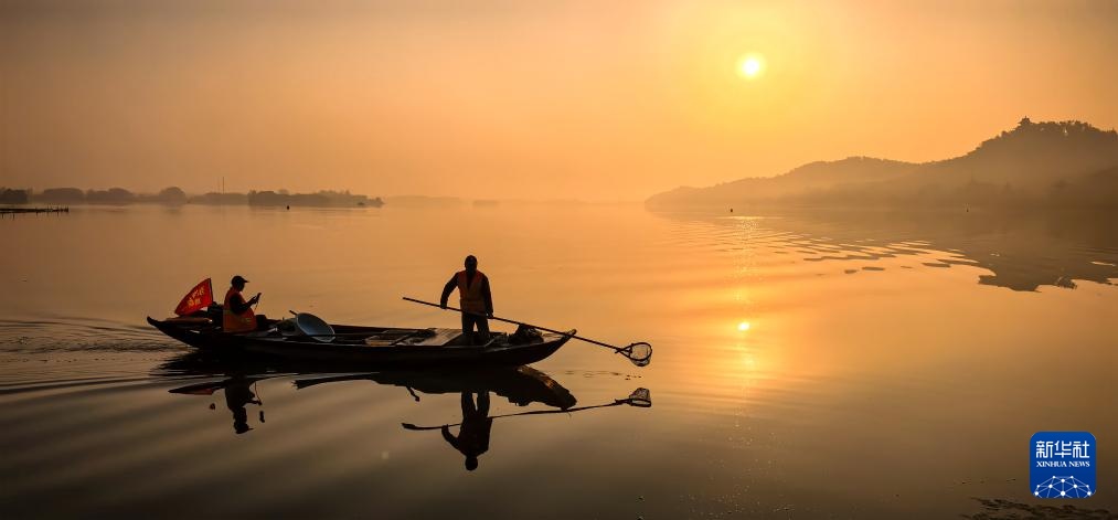 美丽中国丨日出日落画江城 杳杳长空敛云烟 美丽中国丨日出日落画江城 杳杳长空敛云烟