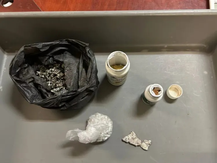 金块199克、金砂174克、白银902克 广州白云机场海关查获一名旅客违规携带金银制品进境 金块199克、金砂174克、白银902克 广州白云机场海关查获一名旅客违规携带金银制品进境