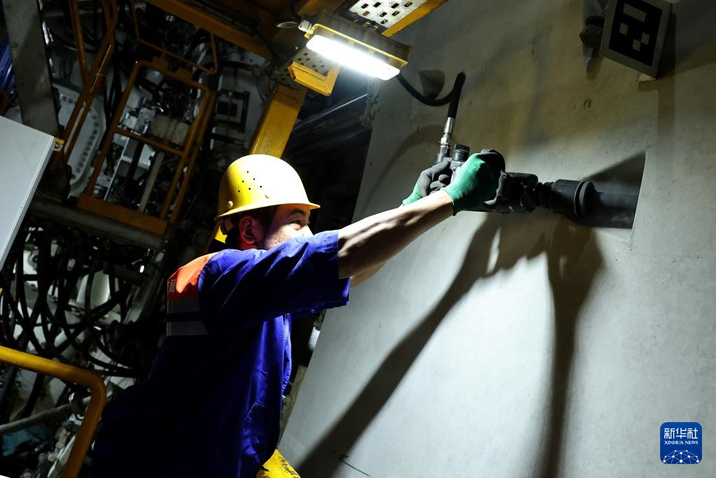 在长江底前进 “领航号”高铁盾构机掘进突破10000米 在长江底前进 “领航号”高铁盾构机掘进突破10000米